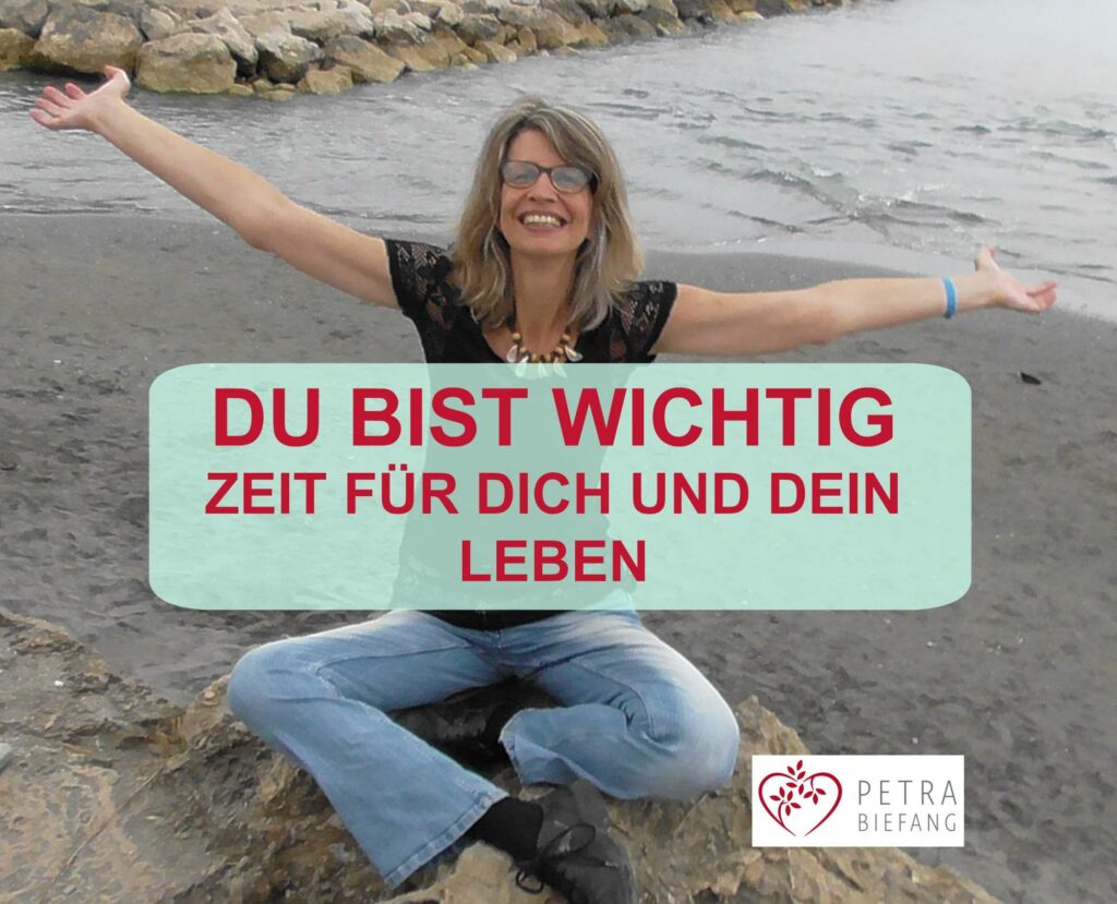 Strahlende Frau am Strand mit ausgebreiteten Armen, darüber der Schriftzug: Du bist wichtig - Zeit für dich und dein Leben - Inspiration für Selbstfürsorge und innere Heilung mit Petra Biefang Herz Coach und Heilpraktikerin auf dem Gebiet der Psychotherapie