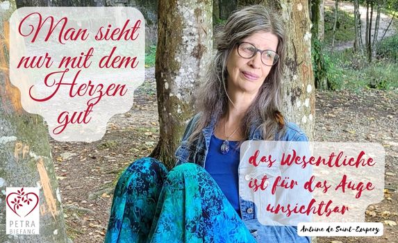 Frau sitzt achtsam am Baum - Zitat: Man sieht nur mit dem Herzen gut - das Wesentliche ist für das Auge unsichtbar - Coaching und Impulse um dein Licht leuchten zu lassen von Petra Biefang, Herz Coach für Frauen in Pfaffenhofen
