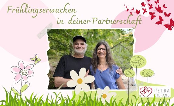 Frühlingserwachen in der Partnerschaft- Paar lächelt einander zu, umgeben von frühlingshaften Blumen, Schmetterlingen und Natur. Blogbeitrag von Petra Biefang zur Belebung der Liebe in der Partnerschaft