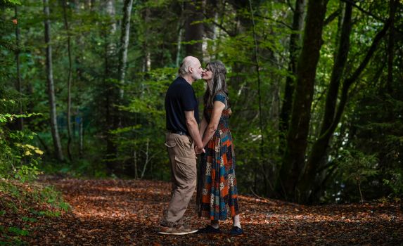 Paar küsst sich im Wald, verbunden, achtsam - Intimität als heilige Begegnung im Paarseminar