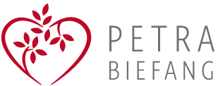 Logo von Petra Biefang - rotes Herz mit Blättern, daneben der Schriftzug "Petra Biefang" Herz Coaching und Heilpraktikerin auf dem Gebiet der Psychotherapie in Pfaffenhofen