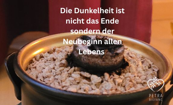 Räucherschale mit aufsteigendem Rauch während des Frauenkreis in Pfaffenhofen.- ein moment der Ruhe, des Loslassens und des Neubeginns in die dunkle Jahreszeit