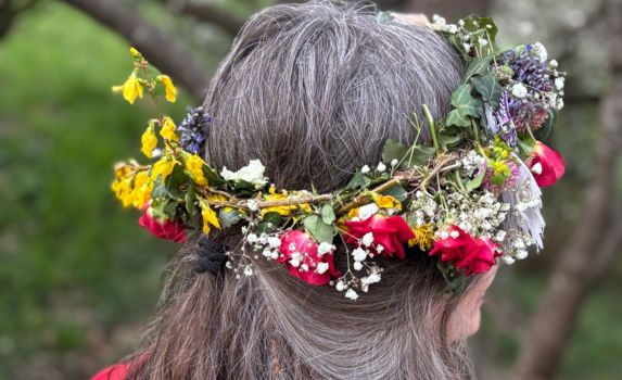 Heilsamer Frauenkreis mit Blumenbinden lebendige Weiblichkeit feiern in Verbindung mit der Natur