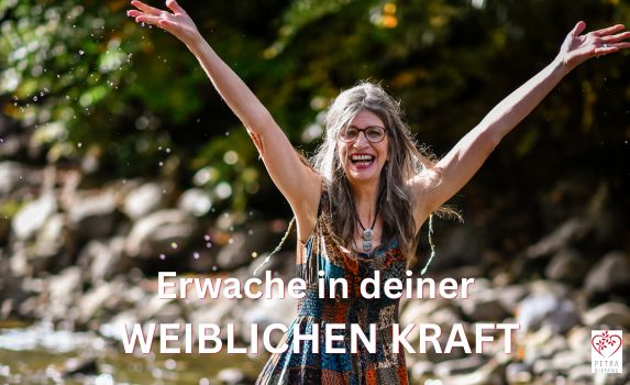 Petra Biefang steht lachend mit erhobenden Armen in einem klaren Fluss in der Natur und verkörpert weibliche Kraft, Lebensfreude und Neubeginn beim FrauenHerzKreis in Pfaffenhofen