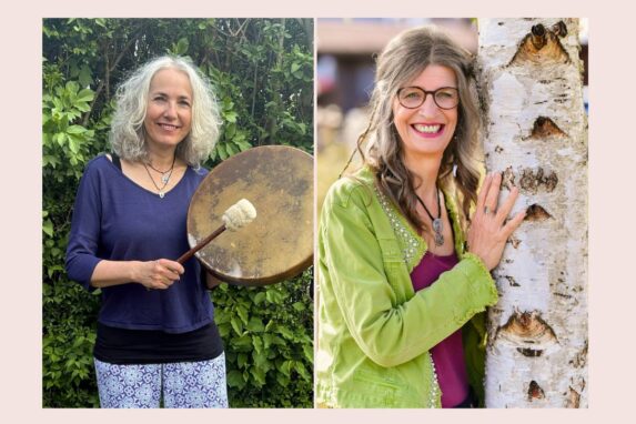 Auszeit in der Jurte für Frauen. Petra Biefang Pfaffenhofen lehnt in der Natur an einem Baum und Kollegin trommelt