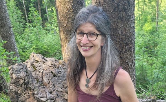 FrauenHerzKreis in der Natur mit Petra Biefang im Wald