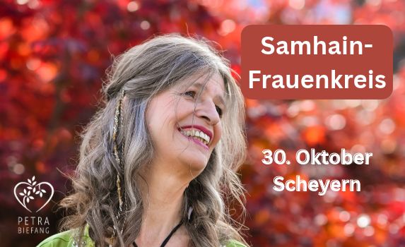 Petra Biefang lachend vor einem herbstlichen Blätterwald. Sie ladet ein zum Samhain Frauenkreis am 30.Oktober 2026